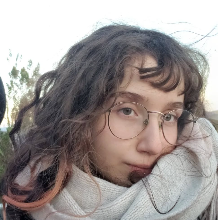 Imagem da mariana sorrindo na montanha